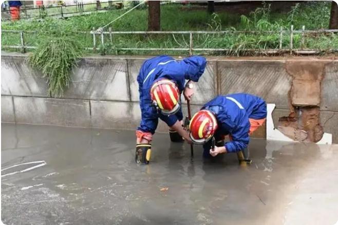 麒麟區遭暴雨突襲|部分道路積水嚴重,消防緊急排澇解憂