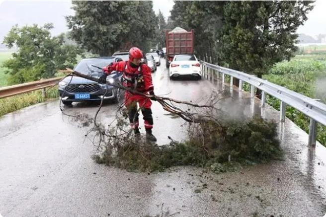 麒麟區遭暴雨突襲|部分道路積水嚴重,消防緊急排澇解憂